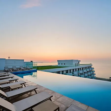 Chocolat - Infinity Pool &