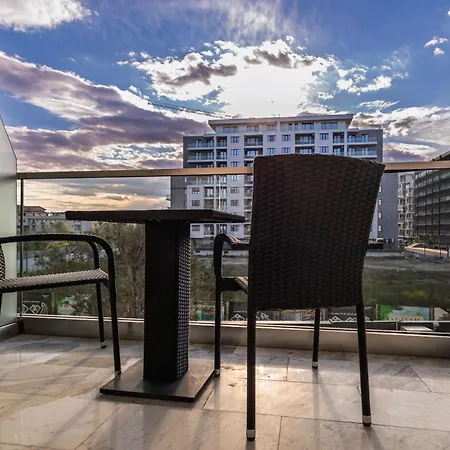 Chocolat - Infinity Pool & *